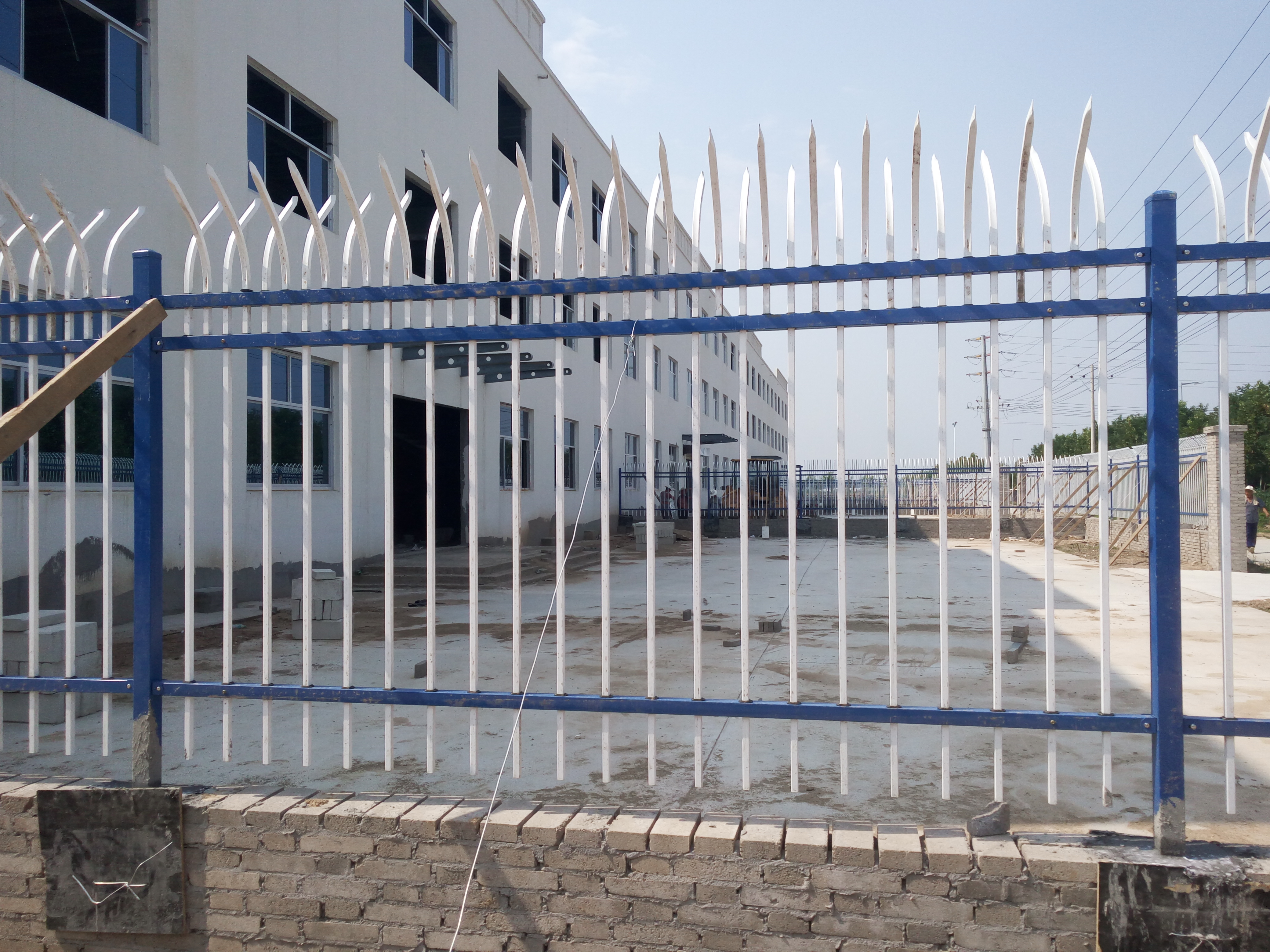 選擇鋅鋼護(hù)欄該注意什么事項(xiàng)？