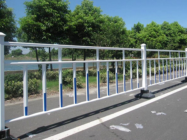 道路護(hù)欄的作用是什么？